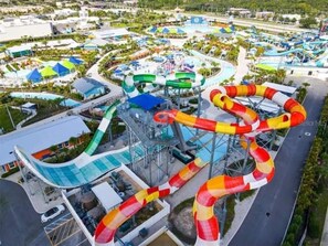 Ein Wasserpark mit zahlreichen Wasserrutschen und Becken.