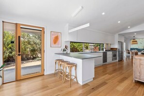 ثلاجة، ميكروويف، فرن، موقد طهي مسطح