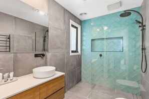 Badewanne, Haartrockner, Handtücher