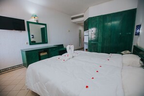 Individually decorated, individually furnished, desk, laptop workspace - Hotel Soussana (Sousse)