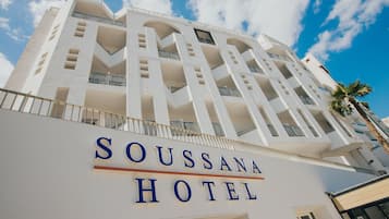 Vista frontal de la propiedad