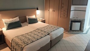 Habitación empresarial doble | Escritorio y espacio para trabajar con laptop 