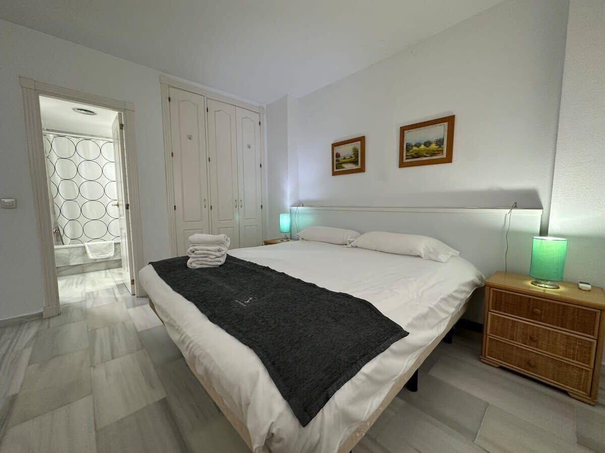 2 habitaciones, tabla de planchar con plancha, wifi y ropa de cama 