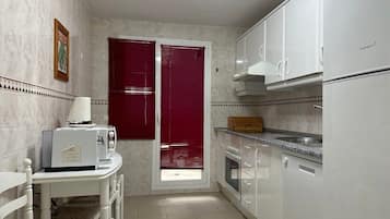 Cafetera y tetera, refrigerador, microondas y horno