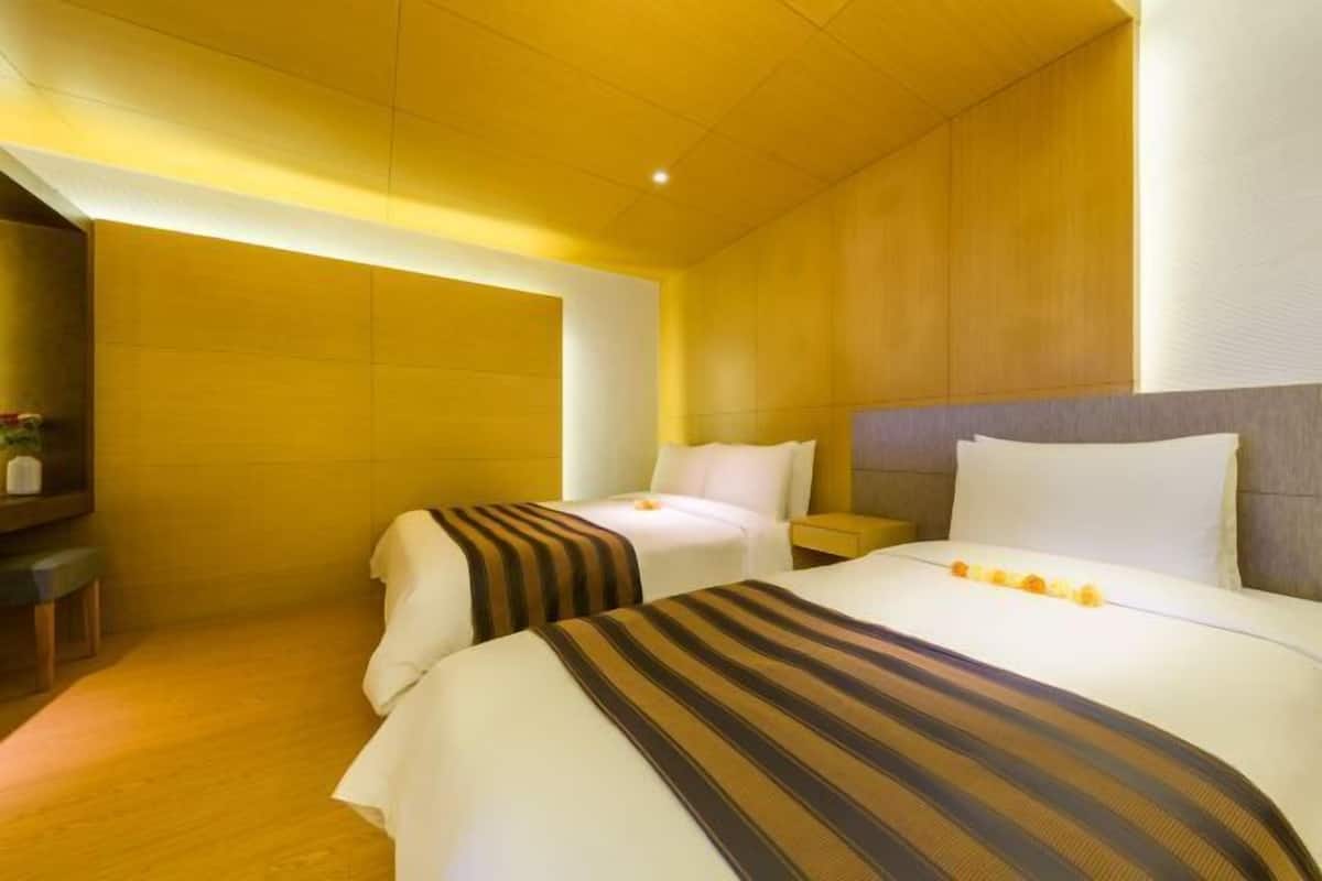 1 bedroom, premium bedding, down comforters, free minibar