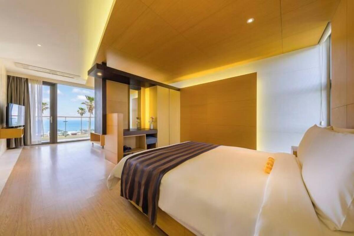 Premium bedding, down duvets, free minibar, in-room safe