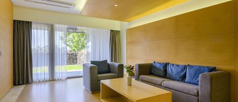 Deluxe Twin Room, Garden View | 1 bedroom, premium bedding, down comforters, free minibar