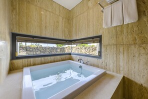 Separate bathtub and shower, free toiletries, hair dryer, bathrobes - Stanford Hotel & Resort Jeju (Jeju City)