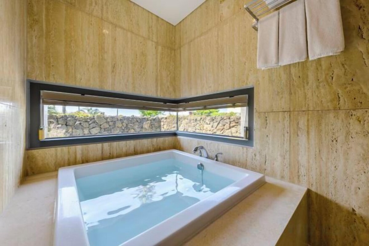 Baño | Tina y regadera independientes y amenidades de baño gratuitas 