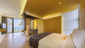 Habitación de hotel moderna con una cama grande, televisión, balcón con vistas al océano y techo de madera.