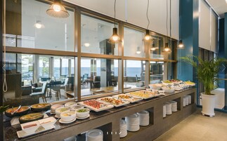 Daily buffet breakfast (KRW 18000 per person)