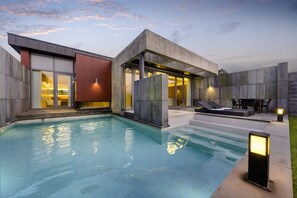 Ylelliset vuodevaatteet, untuvapeitot, ilmaiset minibaarituotteet