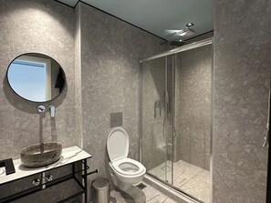 Desk, laptop workspace, soundproofing, iron/ironing board - Urban Elephant Suites (Thessaloniki)