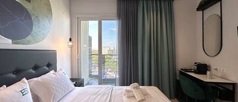 Tweepersoonskamer | Een bureau, een laptopwerkplek, geluiddichte muren