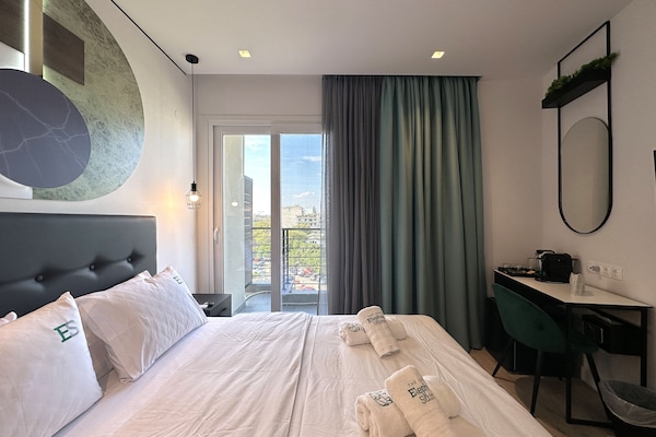 Habitación doble | Escritorio y espacio para trabajar con un portátil