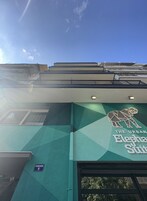 Un edificio con un diseño geométrico y un logotipo de un elefante.