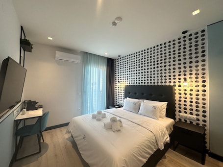 1 habitación, escritorio y espacio para trabajar con laptop