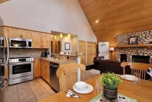 Mountain Views / Pool Table / Sauna