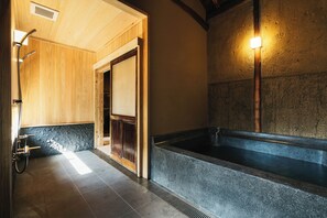 Chambre Standard, non-fumeurs (USUI, 104) | Salle de bain | Chaussons, serviettes fournies