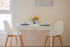 Studio | Living area | 35-inch flat-screen TV with digital channels - Room Select Porto Suites (Porto)