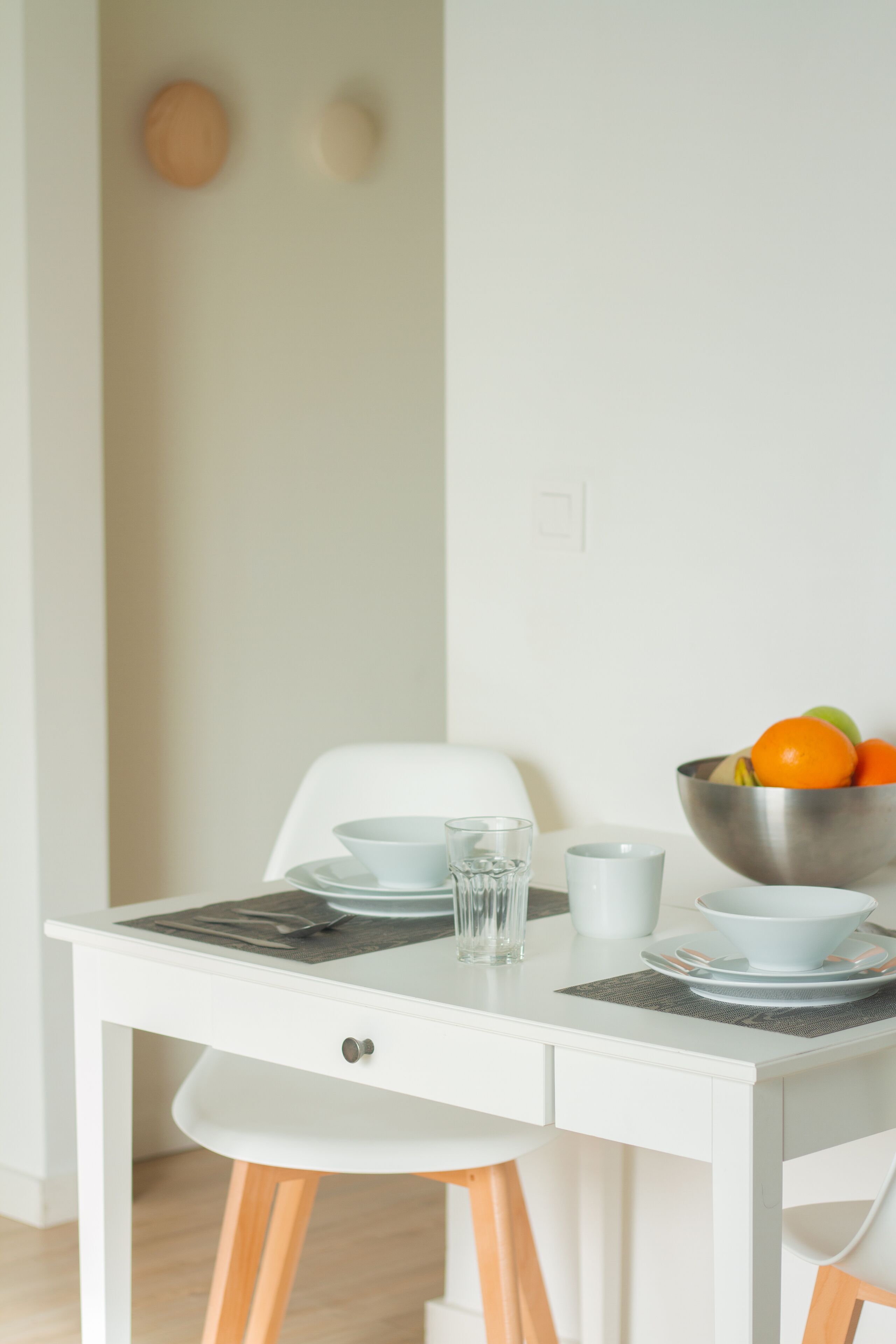 Tabla de planchar con plancha, wifi gratis y ropa de cama 