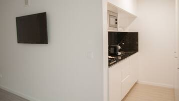 Standard Apartment | Private kitchen | Mini-fridge, microwave, dishwasher, coffee/tea maker