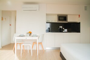 Studio | Iron/ironing board, free WiFi, bed sheets - Room Select Porto Suites (Porto)