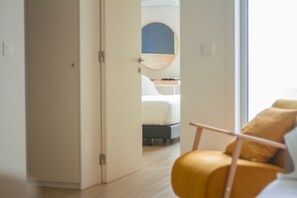 Standard Apartment | Living area | 35-inch flat-screen TV with digital channels - Room Select Porto Suites (Porto)