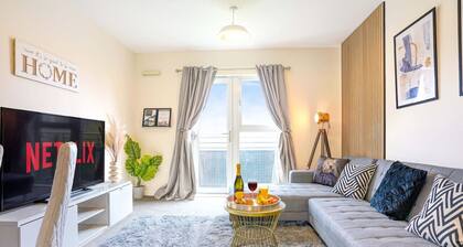 Stylish City Centre Apartment with Free Parking