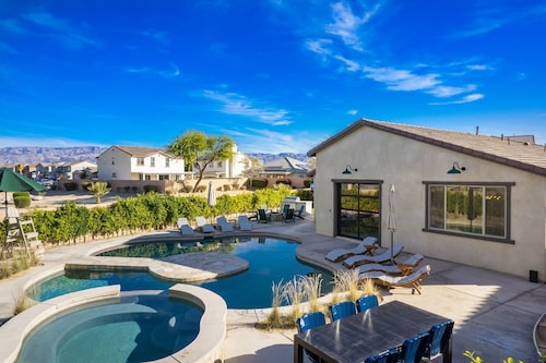 The Camp - Private pickleball court and  pool close to festivals/golf