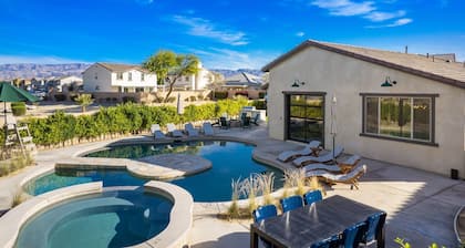 The Camp - Private pickleball court and pool close to festivals/golf
