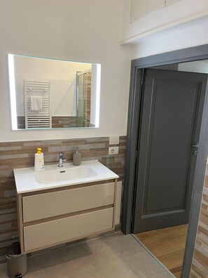 Dusche, Bidet, Handtücher