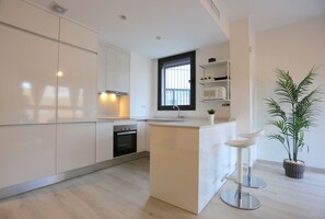 Een koelkast, een magnetron, een oven, een kookplaat