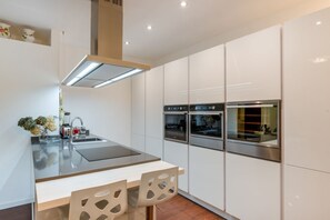 Microondas, horno y lavavajillas 