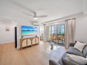 Smart TV - 3 Bedroom 2 Bath + Parking + Peekaboo Ocean View from lanai 2 min from the beach (Honolulu)