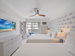 3 bedrooms, desk, iron/ironing board, travel crib - 3 Bedroom 2 Bath + Parking + Peekaboo Ocean View from lanai 2 min from the beach (Honolulu)