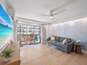 Smart TV - 3 Bedroom 2 Bath + Parking + Peekaboo Ocean View from lanai 2 min from the beach (Honolulu)