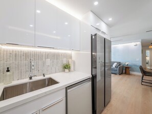 Interior - 3 Bedroom 2 Bath + Parking + Peekaboo Ocean View from lanai 2 min from the beach (Honolulu)