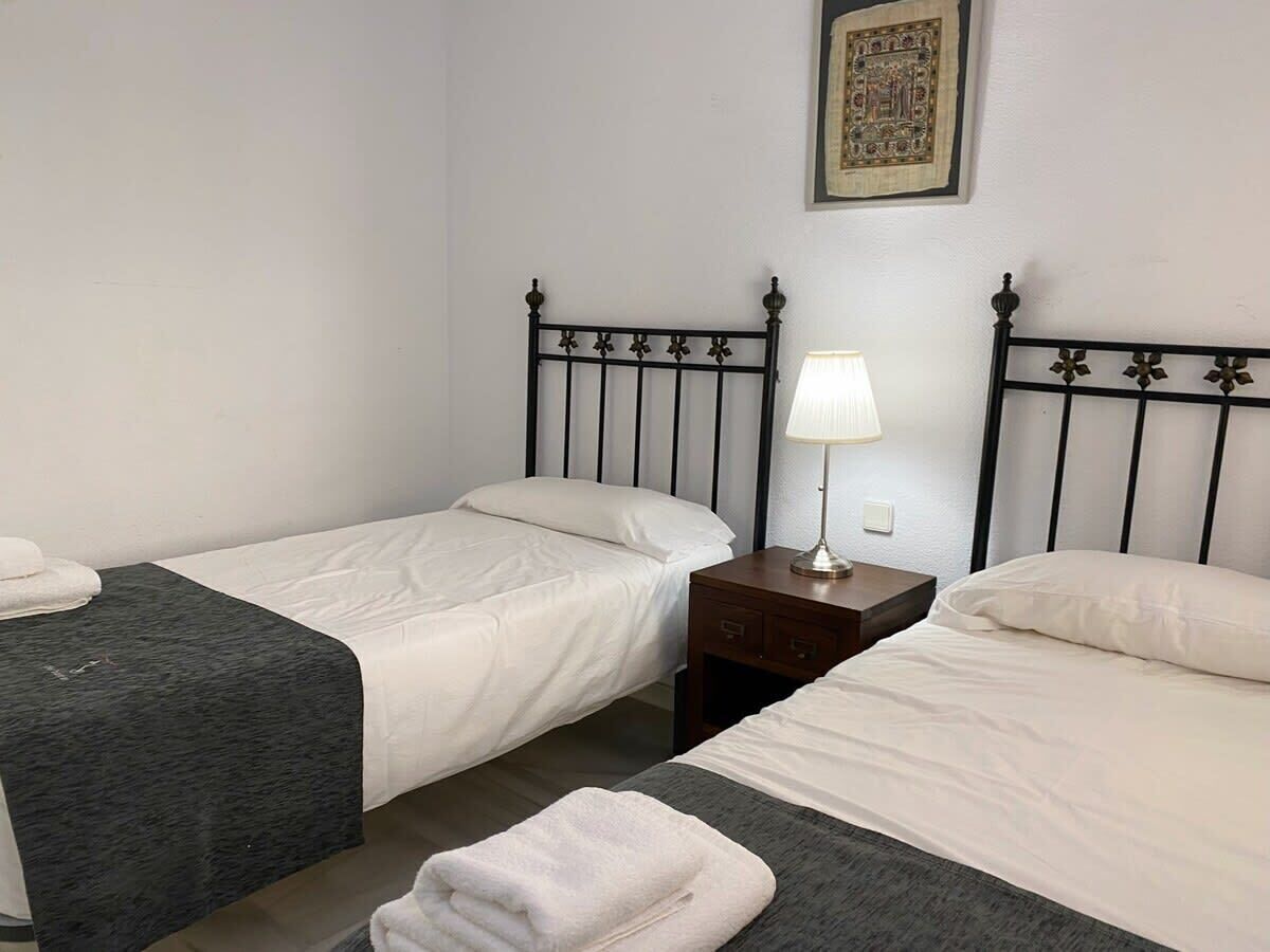 2 chambres, fer et planche à repasser, Wi-Fi, draps fournis