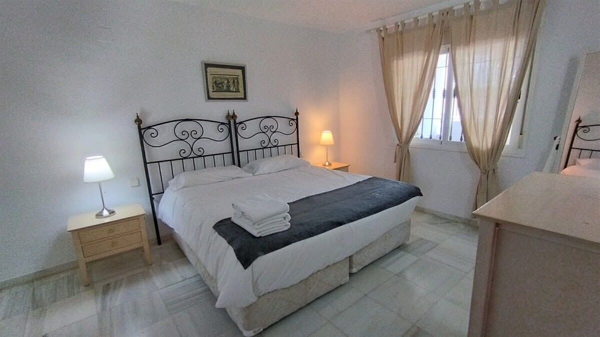2 habitaciones, tabla de planchar con plancha, wifi y ropa de cama 