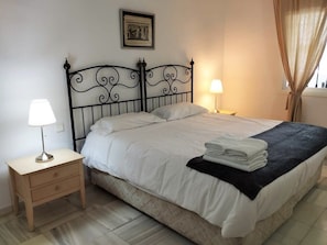 2 makuuhuonetta, silitysrauta/-lauta, Wi-Fi, vuodevaatteet