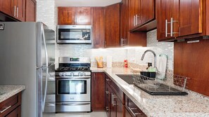 Kylskåp, mikrovågsugn, ugn och spishäll