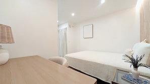3 habitaciones, escritorio y tabla de planchar con plancha