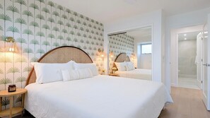 3 slaapkamers, een bureau, een strijkplank/strijkijzer, reisbedje