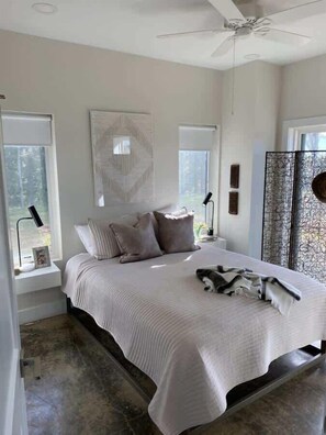 3 bedrooms, desk, WiFi, bed sheets - The Gathering Barn by Buffalo Mountain Getaway (Meadows of Dan)
