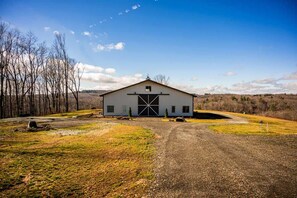 Exterior - The Gathering Barn by Buffalo Mountain Getaway (Meadows of Dan)