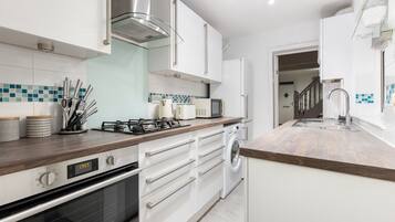 Apartment | Private kitchen | Fridge, oven, stovetop, dishwasher