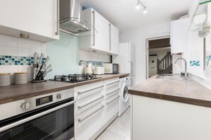 Apartment | Private kitchen | Fridge, oven, stovetop, dishwasher - The Bromley Collection (Bromley)