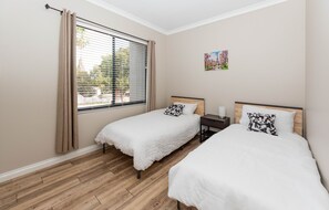 5 chambres, fer et planche à repasser, lit parapluie, Wi-Fi gratuit