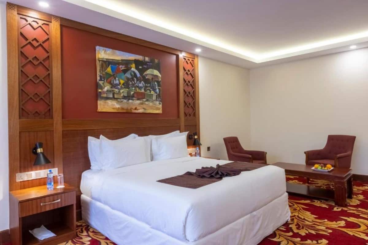 Minibar, masa, dizüstü bilgisayar çalışma alanı